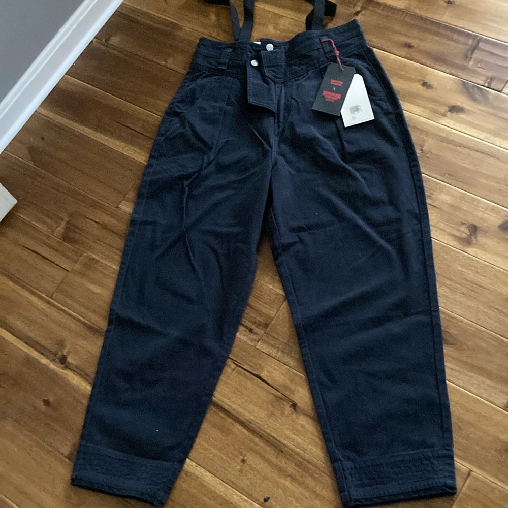 Levi's Black Cargo Jeans with High-Waisted Design